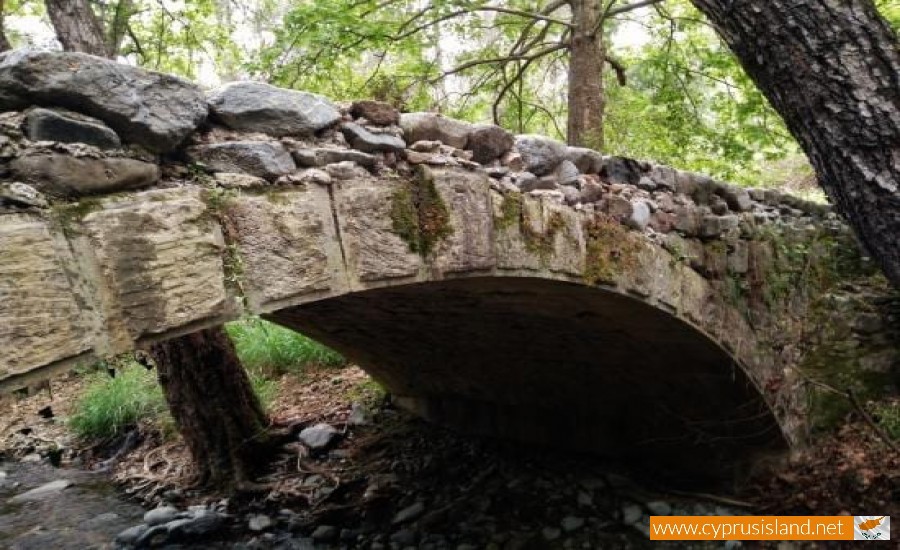 milia medieval bridge platres