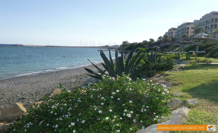 yiannades beach larnaca